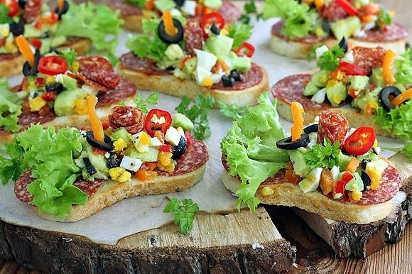 Sylwestrowe grzanki z awokado i salami