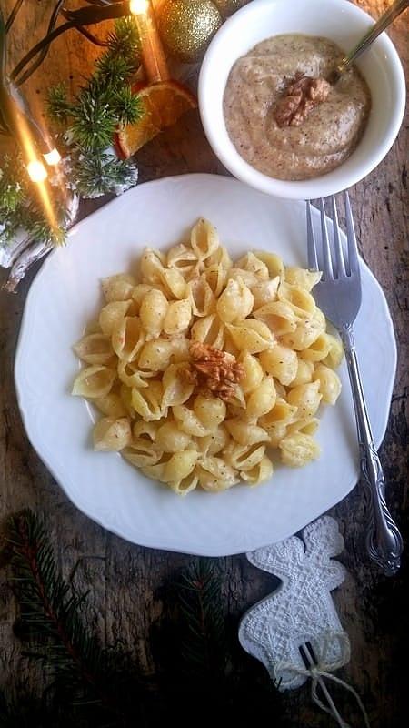 Makaron z sosem orzechowym czosnkowym i jogurtem greckim
