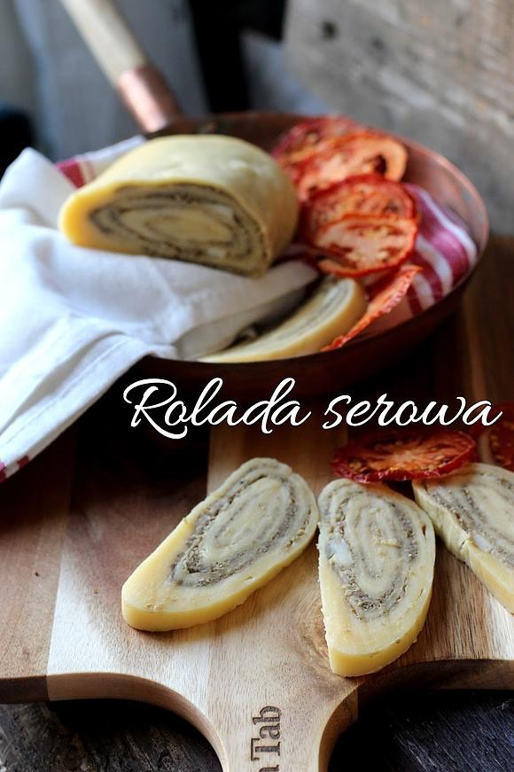 Rolada serowa z pieczarkami i suszonymi pomidorami