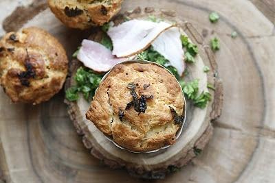 Muffiny z boczkiem i jarmużem