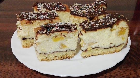 Sernik z brzoskwiniami