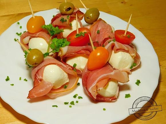 Sylwestrowe koreczki z mozzarellą i szynką