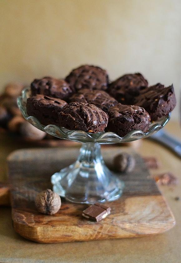Ciasteczka brownie z czekoladą - szybki przepis na mocno czekoladowe słodkości