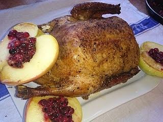 Pieczona kaczka faszerowana jabłkami i żurawiną
