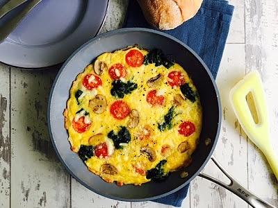 Omlet z pomidorkami, szpinakiem, pieczarkami i serem