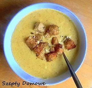 Sycąca zupa serowa z pieczywem na zimę