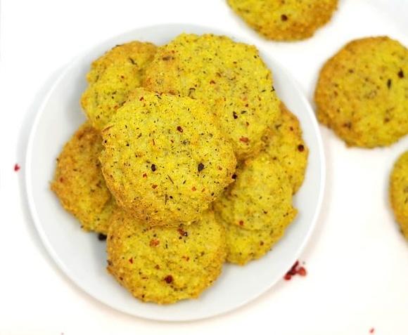 Pieczone placki jaglane z parmezanem i chili