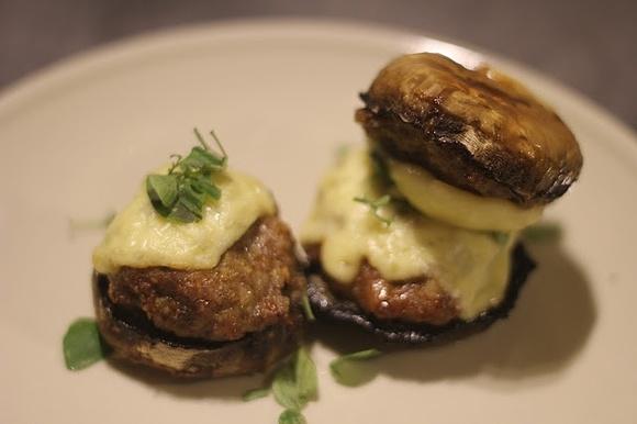 Nadziewane pieczarki portobello z mięsem i serem