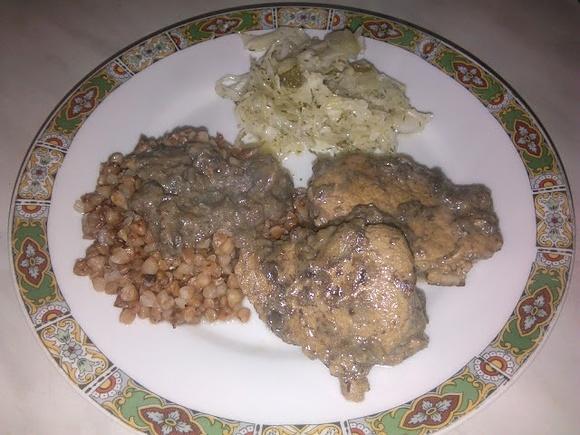 Polędwiczki wieprzowe w sosie śmietanowo-pieczarkowym