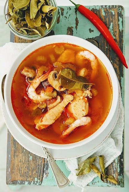 Tajska zupa Tom Yum z krewetkami i kurczakiem