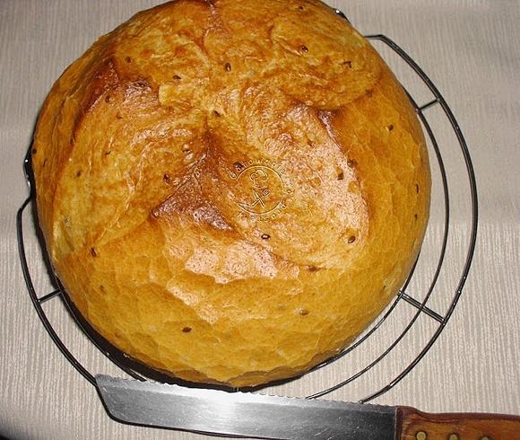 Chlebek z kaszą manną i mlekiem zsiadłym pieczony w garnku rzymskim