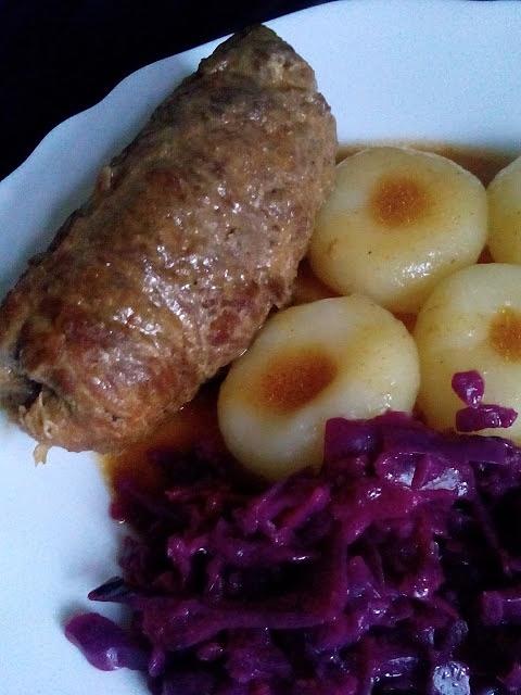 Rolada śląska z kiełbasą boczkiem i cebulą