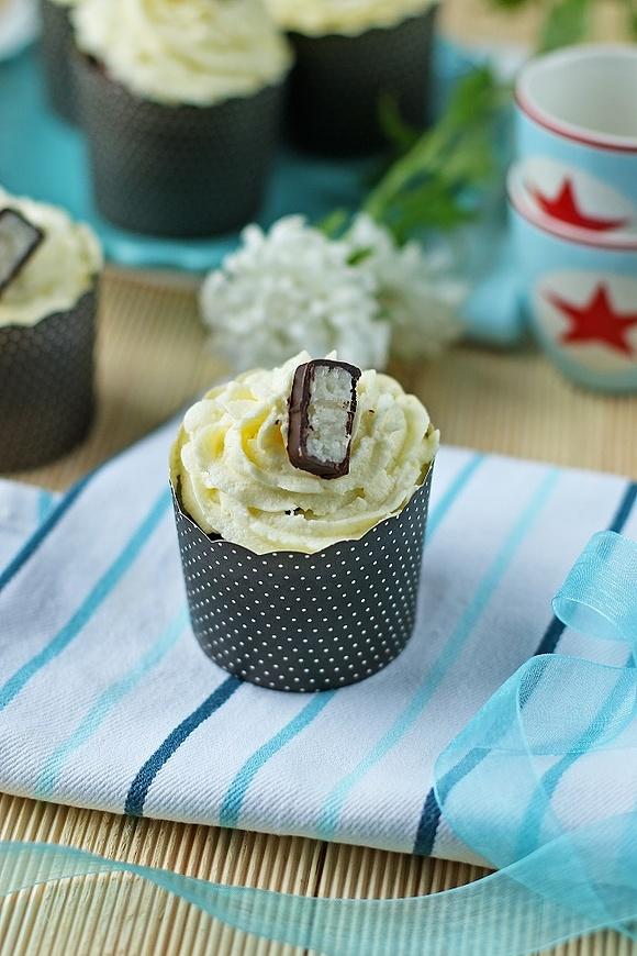 Bounty cupcakes - czekoladowo-kokosowe babeczki z kremem kokosowym