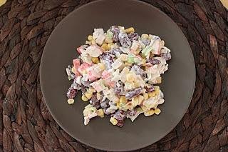 Sałatka z surimi i czerwoną fasolą