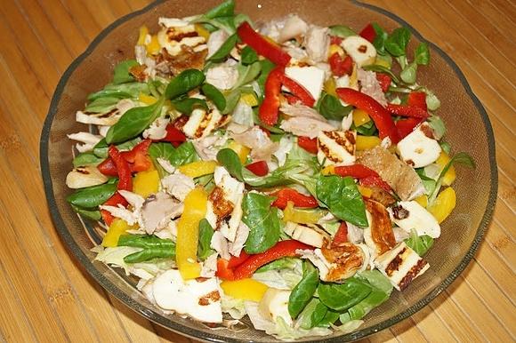 Sałatka z grillowanym wędzonym serem
