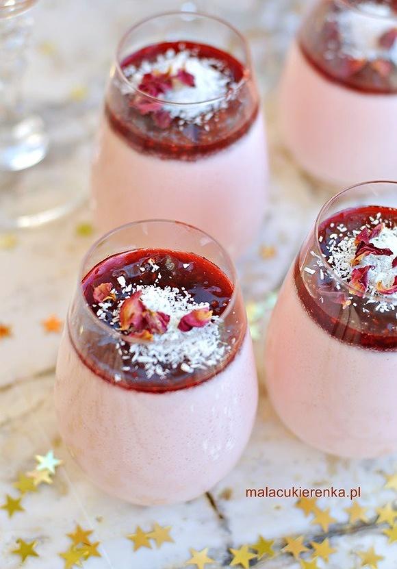 Waniliowa panna cotta z szampanem i konfiturą malinową