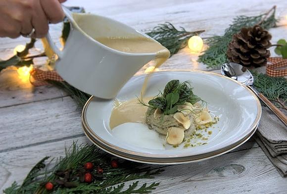Zupa z pieczonych boczniaków z puree z topinamburu, śmietana wędzona, pistacje