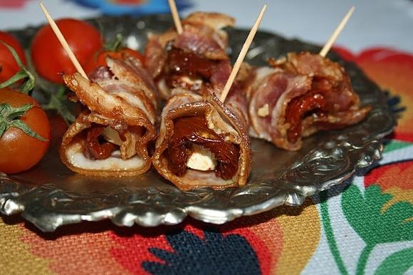 Boczkowe zawijaski z suszonymi pomidorami i serem feta