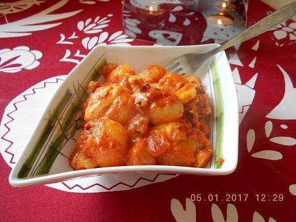 Zapiekane kopytka z sosem i warzywami