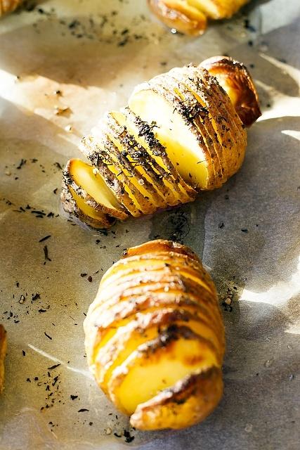 Ziemniaki hasselback przystawka pieczona z ziołami