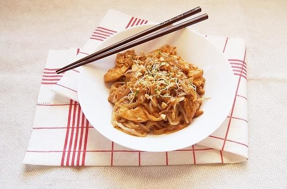 Pad Thai - tajskie danie z makaronem, kurczakiem i kiełkami