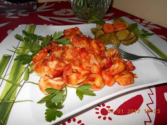 Tortellini z boczkiem i mozzarellą pieczone z sosem pomidorowym