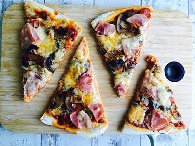 Pizza z szynką i pieczarkami
