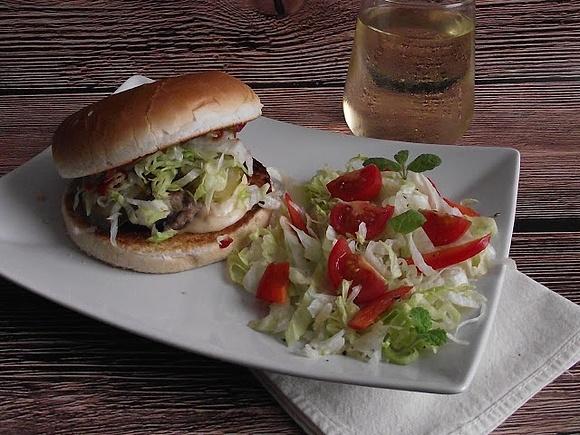 Domowy cheeseburger