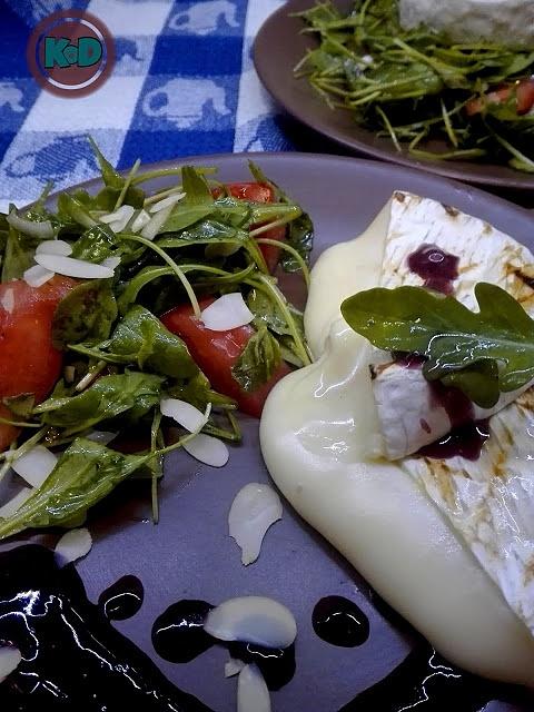 Grillowany camembert z sosem z granatu i lekką sałatką