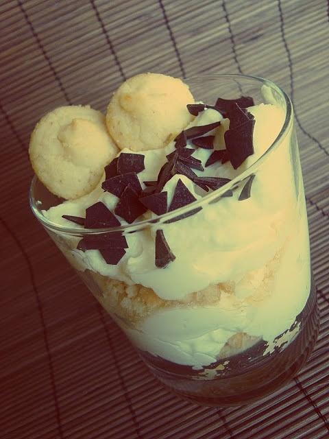 Deser amaretto z mascarpone i ciasteczkami amarettoi