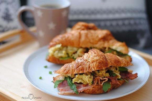 Croissant śniadaniowy z jajecznicą i boczkiem
