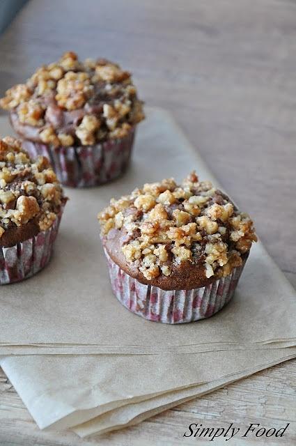 Piernikowe muffiny z jabłkami i orzechową kruszonką