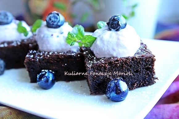 Brownie z buraczkami ricottą i borówkami