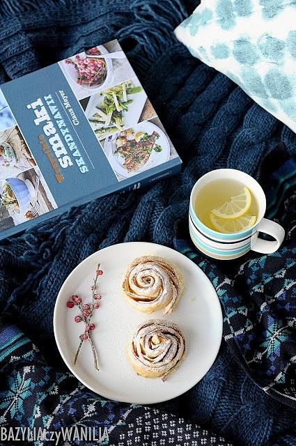 Niedzielne hygge z jabłkowymi różyczkami z ciasta francuskiego