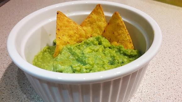 Guacamole - prosty i szybki sos z awokado i limonki