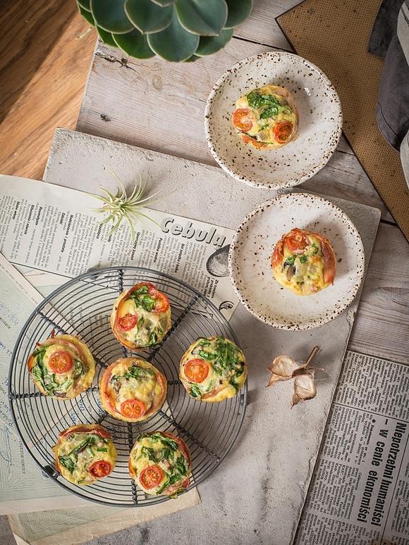 Jajeczne muffiny z szynką parmeńską