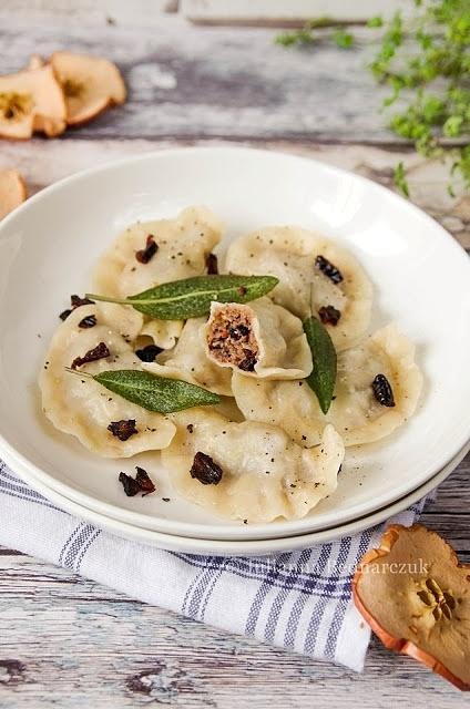 Pierogi z gęsiną i śliwkami