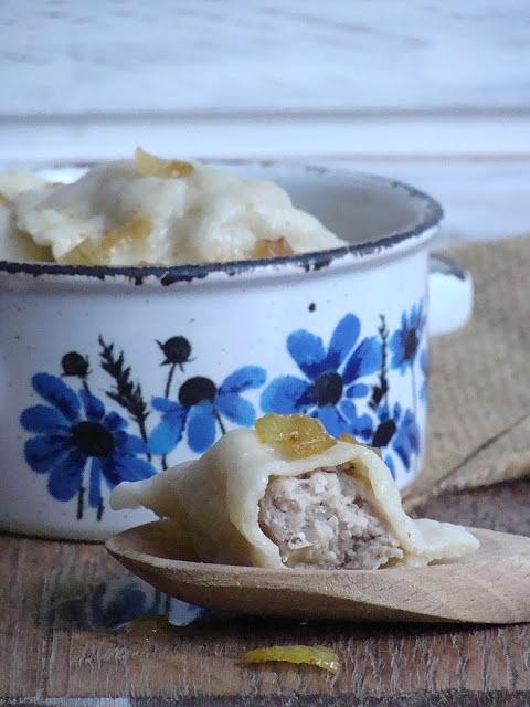 Pierogi z mięsem i papryką - przepis na pyszne pierogi z mięsem i warzywami