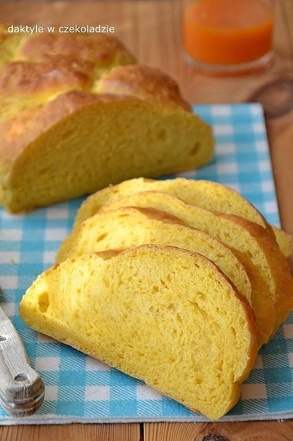 Kubusiowa chałka bez mleka i z sokiem pomarańczowo-marchewkowym