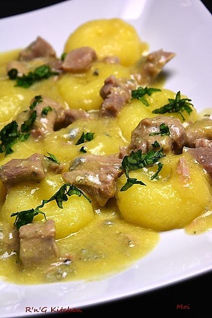 Kluski śląskie z indykiem w sosie serowym
