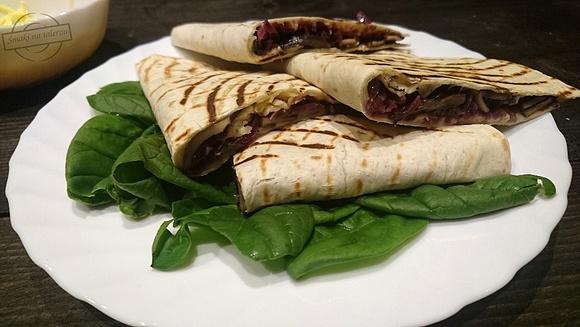 Quesadilla z czerwoną cebulą i pieczarkami portobello