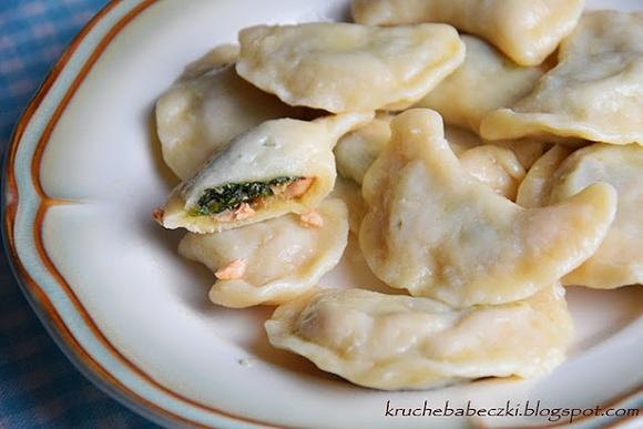 Pierogi z łososiem, szpinakiem i suszonym pomidorem