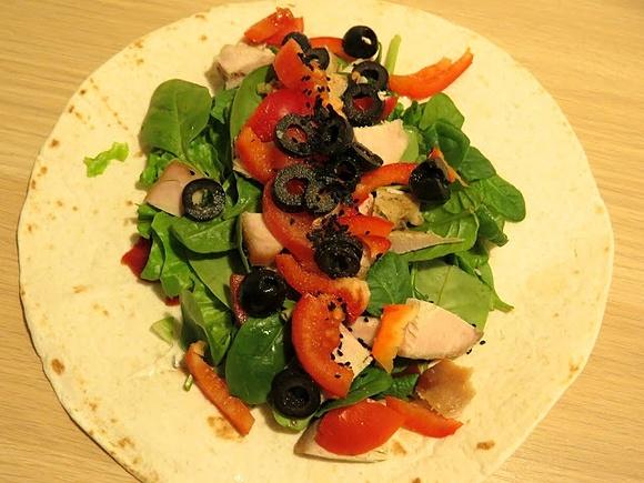 Tortilla z indykiem i warzywami do pudełka