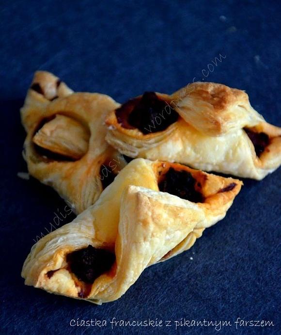 Ciastka francuskie z pikantnym farszem