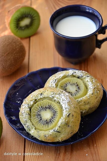 Zielone drożdżówki ze szpinakiem i kiwi