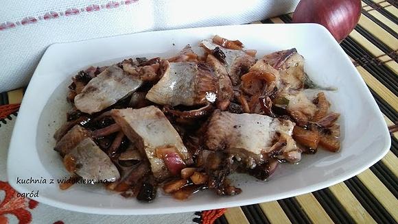 Śledzie w oleju z suszonymi pomidorami i czerwoną cebulą
