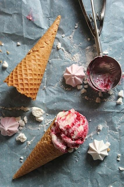 Styczniowe lody jogurtowe z bezikami i malinami