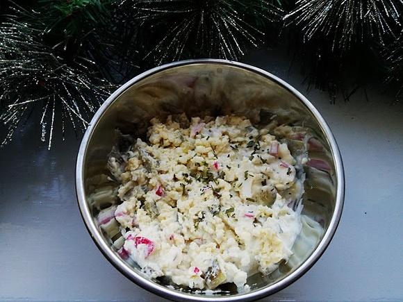 Pasta jajeczna z rzodkiewką i ogórkiem konserwowym