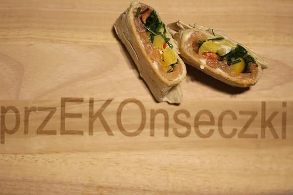 Tortilla z łososiem i hummusem