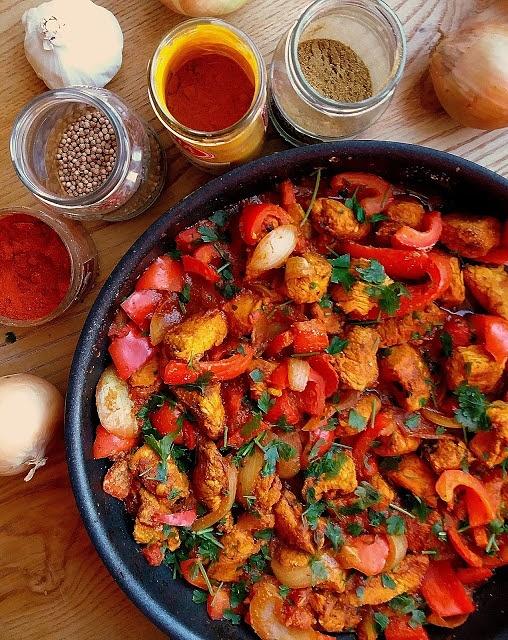 Kurczak Jalfrezi z czerwoną papryką